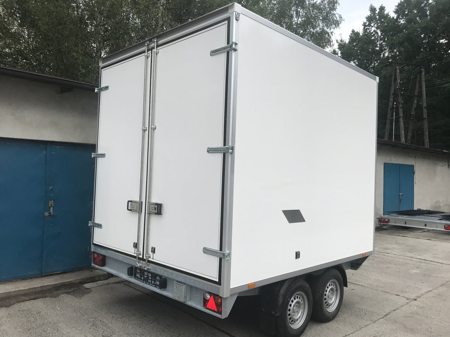 Remorcă tip furgon X-TRAIL – izolat & plywood | Transport marfă și alimente