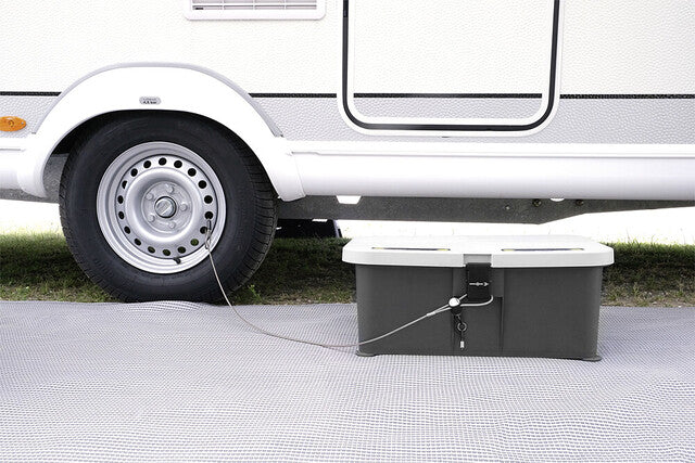 Treaptă cu depozitare Brunner Boxstep – 9944779 – Exemplu de montaj/utilizare; vehiculul și accesoriile ilustrate nu sunt incluse