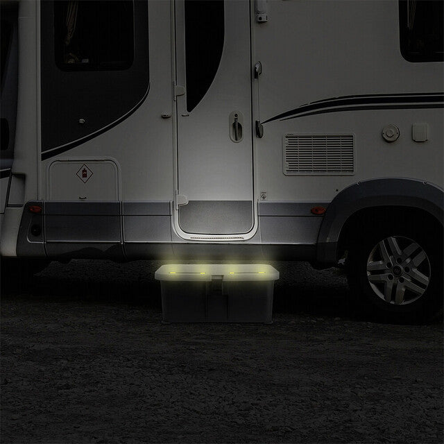 Treaptă cu depozitare Brunner Boxstep – 9944779 – Exemplu de montaj/utilizare; vehiculul și accesoriile ilustrate nu sunt incluse