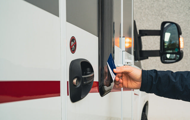 Modul NFC Thitronik pentru alarmă – 9948751 – Exemplu de montaj/utilizare; vehiculul și accesoriile ilustrate nu sunt incluse