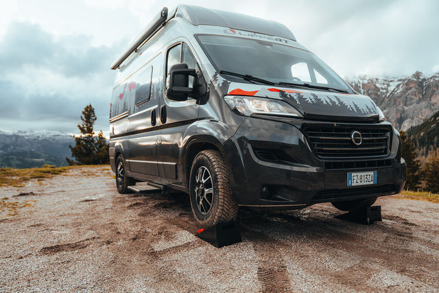 Cale de nivelare Lippert Level 9 cu aplicație – 9949581 – Exemplu de montaj/utilizare; vehiculul și accesoriile ilustrate nu sunt incluse