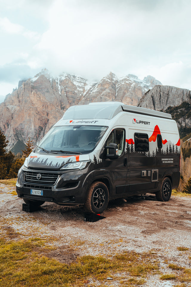 Cale de nivelare Lippert Level 9 cu aplicație – 9949581 – Exemplu de montaj/utilizare; vehiculul și accesoriile ilustrate nu sunt incluse