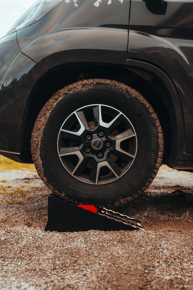 Cale de nivelare Lippert Level 9 cu aplicație – 9949581 – Exemplu de montaj/utilizare; vehiculul și accesoriile ilustrate nu sunt incluse