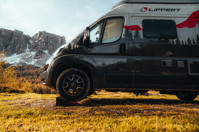 Cale de nivelare Lippert Level 9 cu aplicație – 9949581 – Exemplu de montaj/utilizare; vehiculul și accesoriile ilustrate nu sunt incluse