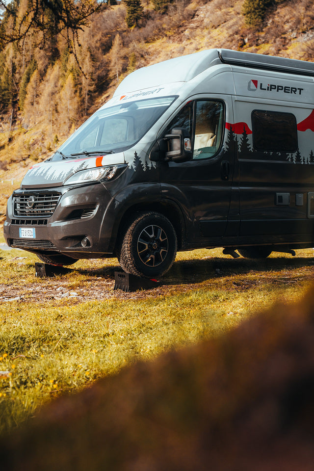 Cale de nivelare Lippert Level 9 cu aplicație – 9949581 – Exemplu de montaj/utilizare; vehiculul și accesoriile ilustrate nu sunt incluse