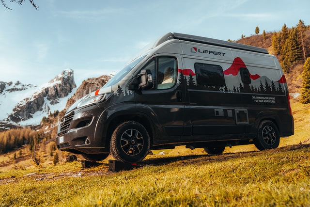 Cale de nivelare Lippert Level 9 cu aplicație – 9949581 – Exemplu de montaj/utilizare; vehiculul și accesoriile ilustrate nu sunt incluse