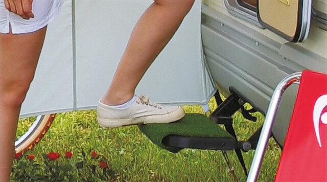 Covoraș pentru treaptă Fiamma Clean Step – 9978018 – Exemplu de montaj/utilizare; vehiculul și accesoriile ilustrate nu sunt incluse