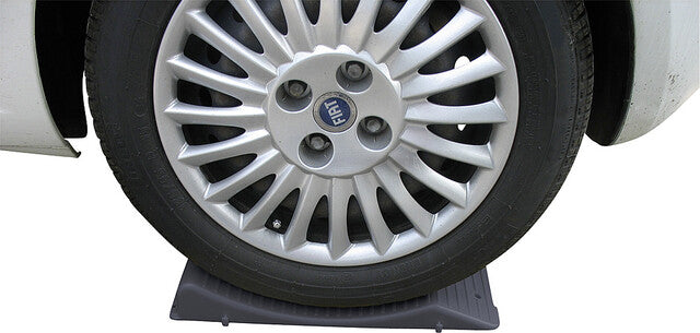 Suporturi anvelopă Fiamma Wheel Saver – 9983497 – Exemplu de montaj/utilizare; vehiculul și accesoriile ilustrate nu sunt incluse