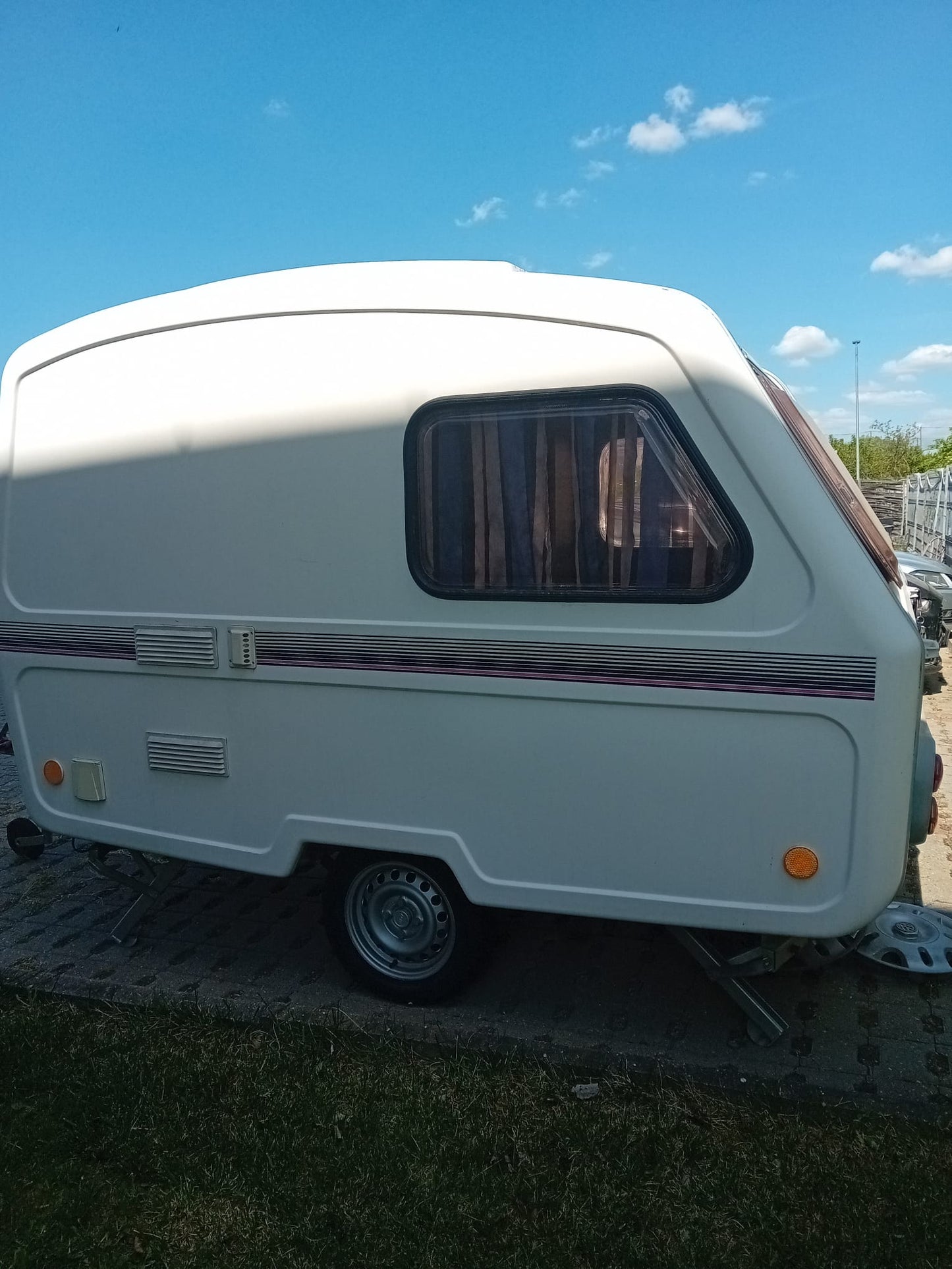 Rulotă Niewiadow N126N – un singur proprietar, folosită exclusiv vara