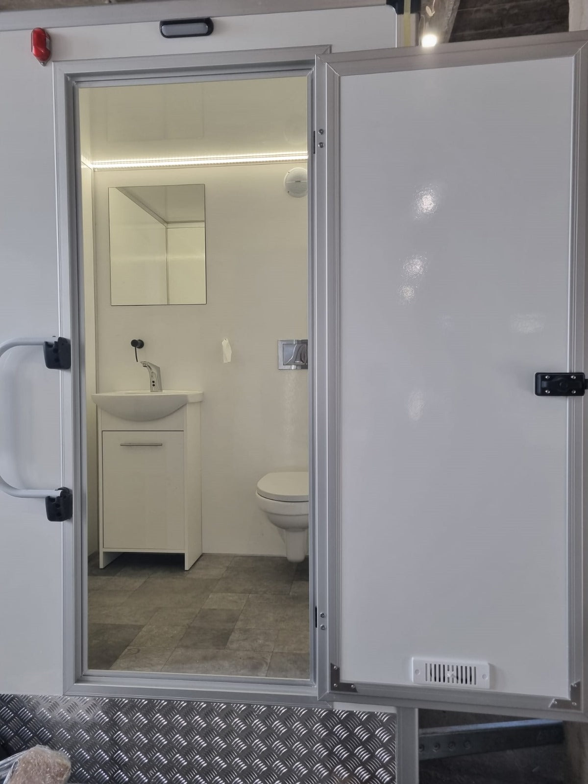 🚻 Remorci sanitare (WC mobil)